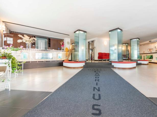 Elegante hall dell'hotel con reception e bar.