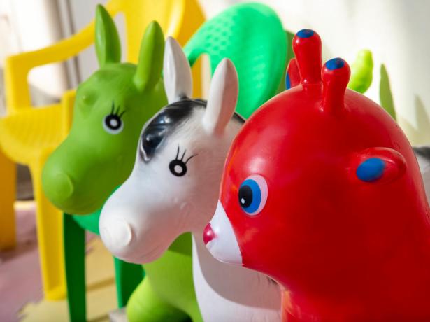Giochi gonfiabili colorati a forma di animali.