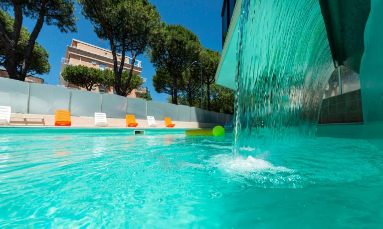 gambrinusrimini it offerta-prima-settimana-di-agosto-in-hotel-a-rimini-con-piscina 015