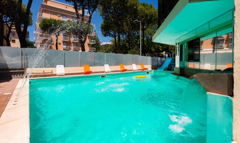 gambrinusrimini fr offre-juillet-a-l-hotel-pour-familles-avec-piscine-a-marebello-di-rimini-pres-de-la-mer 016