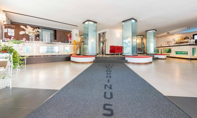 Elegante hall dell'hotel con reception e bar.